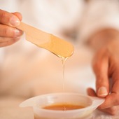 Le saviez-vous ?🥰
La Cire Royale sans bandes se chauffe aussi bien au micro-ondes qu'au bain-marie 💦

Lorsque la cire a fondu, et a l'aspect de miel épais🍯 , c'est que c'est prêt !👌🏻

Optimisée pour une session complète d'épilation des zones sensibles (aisselles, maillot, visage), c'est LA cire certifiée BIO à privilégier pour des résultats professionnels et longue durée 🌿

#acorelle #epilation #cireepilation #cire #cosmetiquebio #skincare #epilationbio #epilationnaturelle #astucebeauté